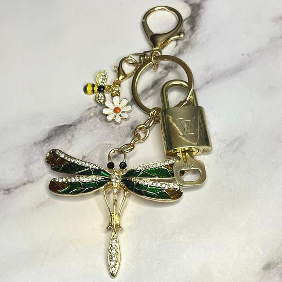 Louis Vuitton Lock & Key #308 with Dragonfly, Daisy & Bee Charm Keychain - Picture 1 of 5